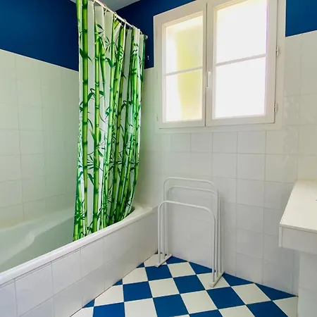 Individuelle De Plain Pied, A 300m Du Marche, Et 500m De La Plage,