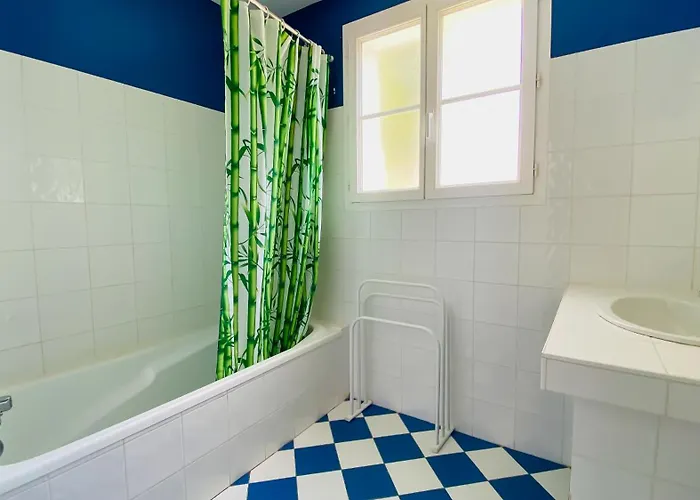 Individuelle De Plain Pied, A 300m Du Marche, Et 500m De La Plage,